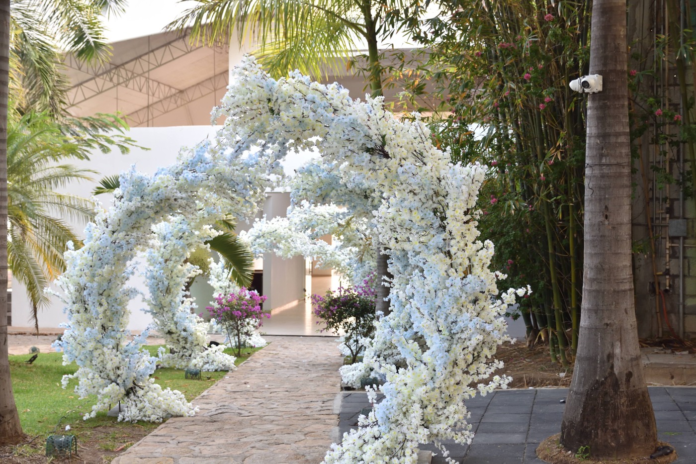 Arcos florales instalados en el pasillo, desde el acceso hacia el salón