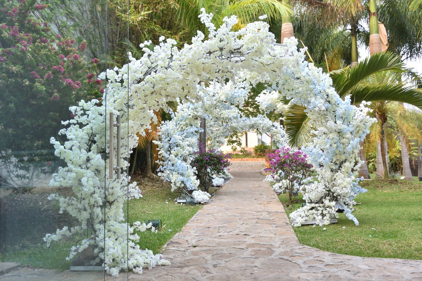 Arcos florales instalados en el pasillo, desde el salón hacia el acceso